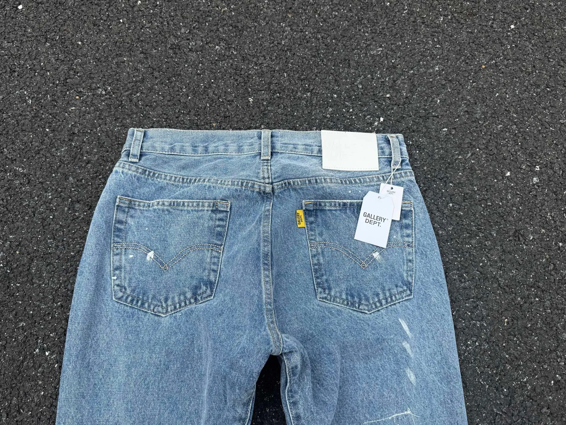 P250💰G70 GALLERY DEPT. Denim bell-bottoms with holes and random threads connected to washed and distressed spliced ​​jeans. GALLERY is attracted by these bell-bottoms. Whether it is a reset of Carhartt or Levis, it has created a strong brand style. Since these pants are modified from rare vintage, the production capacity is limited. Therefore, after many icons wore them, these pants were once hard to find. Later, perhaps due to the improvement of GD's business in the past two years and the expansion of production lines, the brand itself lowered the price, so I can't wait any longer for these pants this year and will definitely buy them. During the process of the denim washing plant, the owner of the washing plant helped introduce a boss who had worked for Levi's foundry and started his own business. This also paved the way for the following styles. Therefore, Levi's remodeled single product for the base plate is really familiar. Whether it is the fabrics supplied or the lathes used in production, there is nothing to choose from. -Color: blue -Size: S-XXL (corresponding to 28-36)